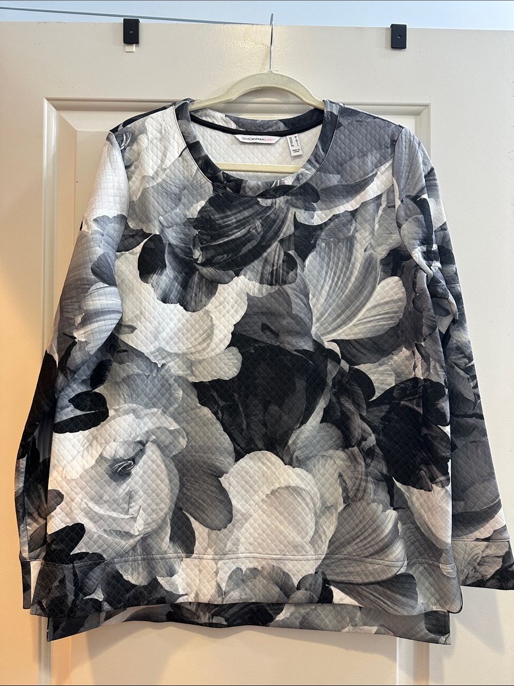 Isaac Mizrahi Black & White Quilted Floral Crewneck Sweatshirt